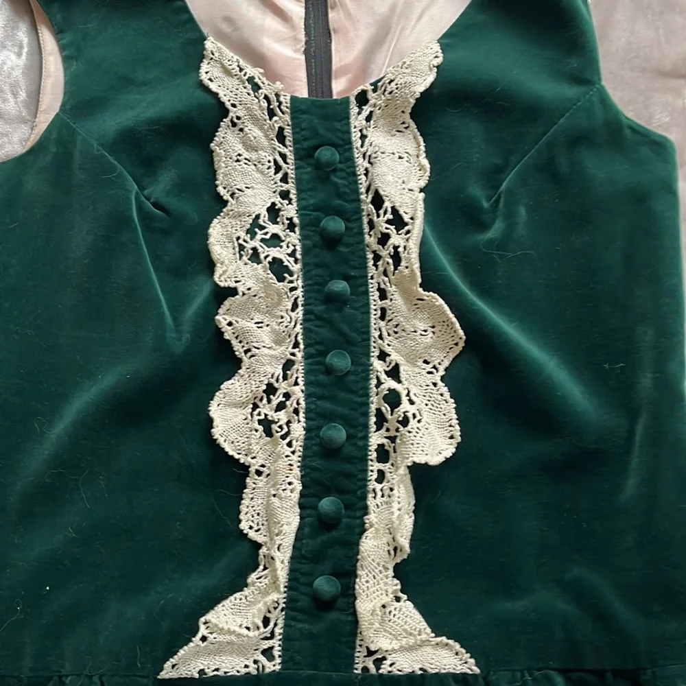 Beautiful 1960’s green velvet dress with ruffled front zipper in back. - Picture 6 of 9